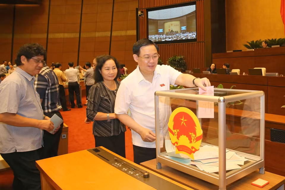 Bí thư Thành ủy Hà Nội Vương Đình Huệ và các đại biểu Quốc hội bỏ phiếu. (Ảnh: Doãn Tấn/TTXVN)