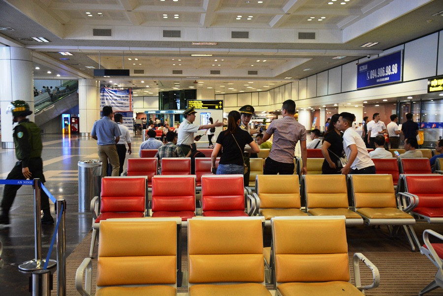 Sơ tán hành khách ra khỏi khu vực nguy hiểm đồng thời phong tỏa hiện trường. (Ảnh: Việt Hùng/Vietnam+)