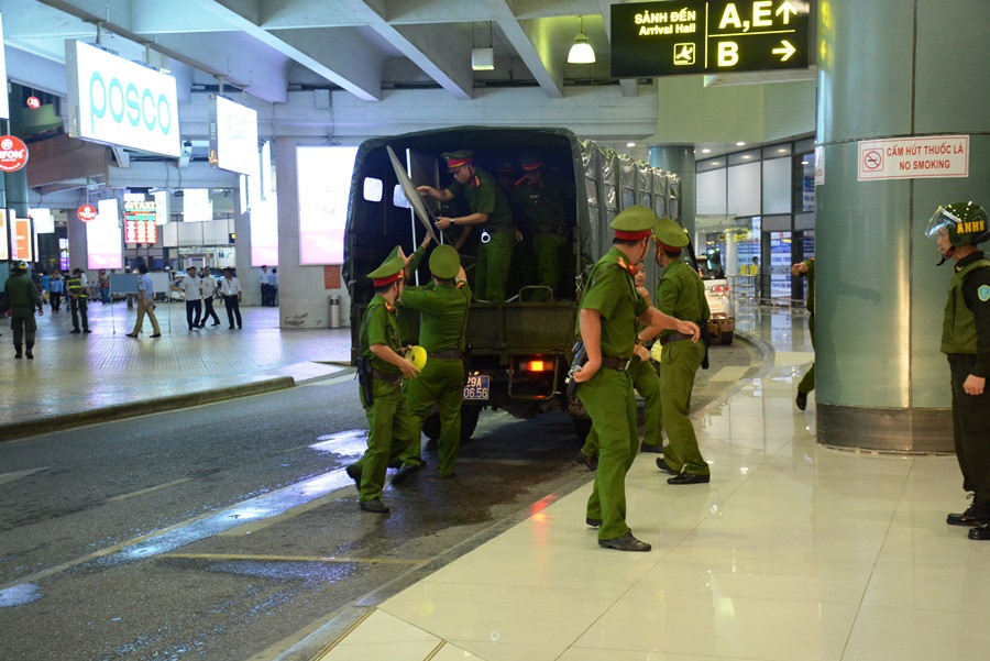 Đồn công an sân bay Nội Bài tăng cường lực lượng phối hợp với an ninh sân bay bảo vệ hiện trường, duy trì an ninh trật tự, hướng dẫn người không có nhiệm vụ ra khỏi khu vực hiện trường. (Ảnh: Việt Hùng/Vietnam+)
