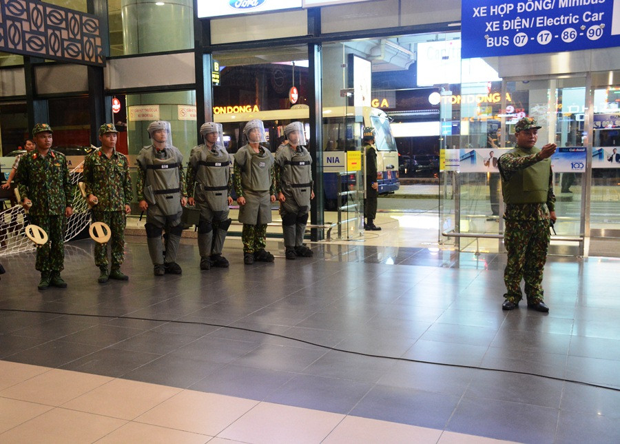 Lực lượng Công binh thuộc Bộ Tư lệnh thủ đô nhận nhiệm vụ rà phá bom, mìn. (Ảnh: Việt Hùng/Vietnam+)