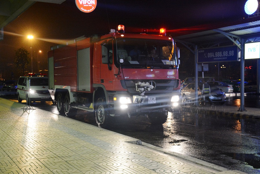 Xe chữa cháy và cứu hỏa được điều động khẩn trương đến hiện trường. (Ảnh: Việt Hùng/Vietnam+)