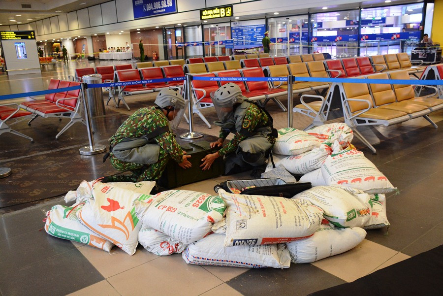 Cho khối chất nổ đã được tháo chốt, kíp nổ vào trong hòm và vận chuyển về nơi an toàn để xử lý. (Ảnh: Việt Hùng/Vietnam+)