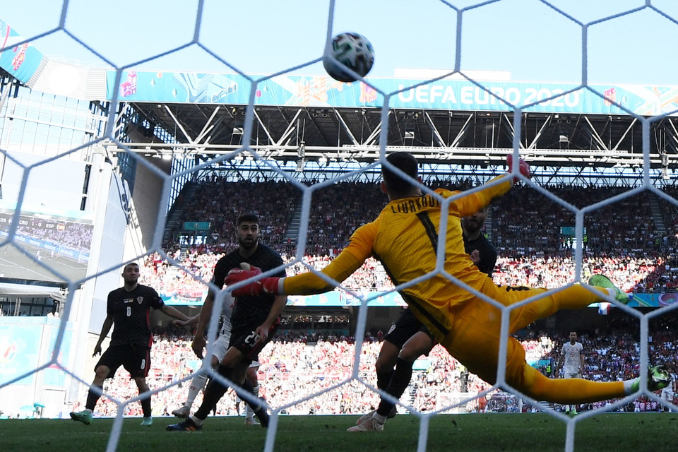 Pablo Sarabia gỡ hòa 1-1 với cú sút căng không thể cản phá. (Nguồn: AFP/Getty Images)