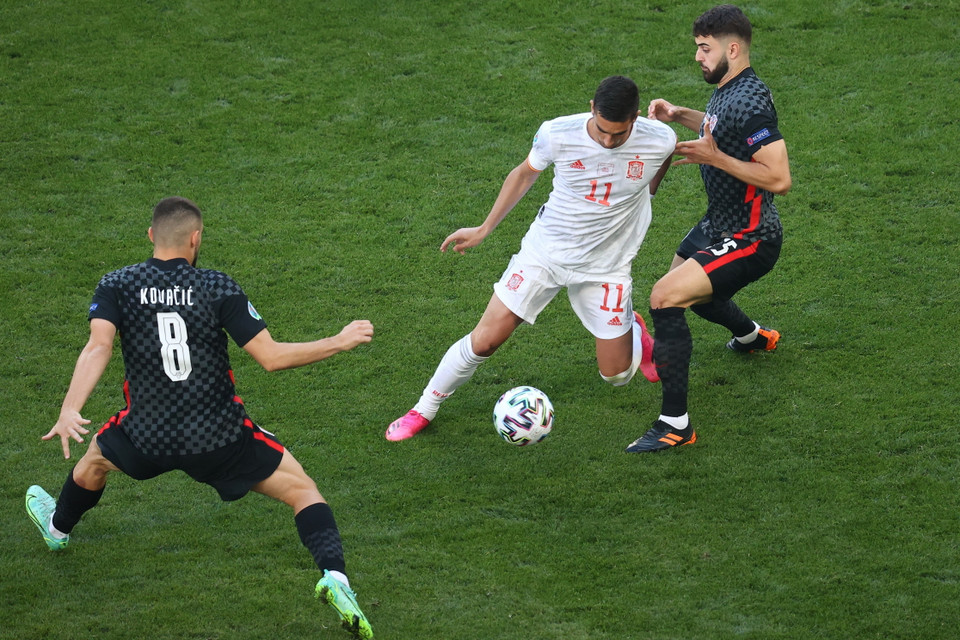 Tây Ban Nha (áo trắng) là đội nhập cuộc tốt hơn và nắm thế trận trước Croatia. (Nguồn: Getty Images)