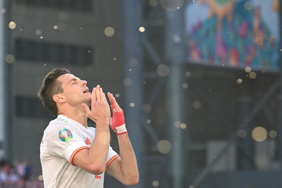 Cesar Azpilicueta là người lập công sau đường chuyền của Ferran Torres. (Nguồn: AFP)