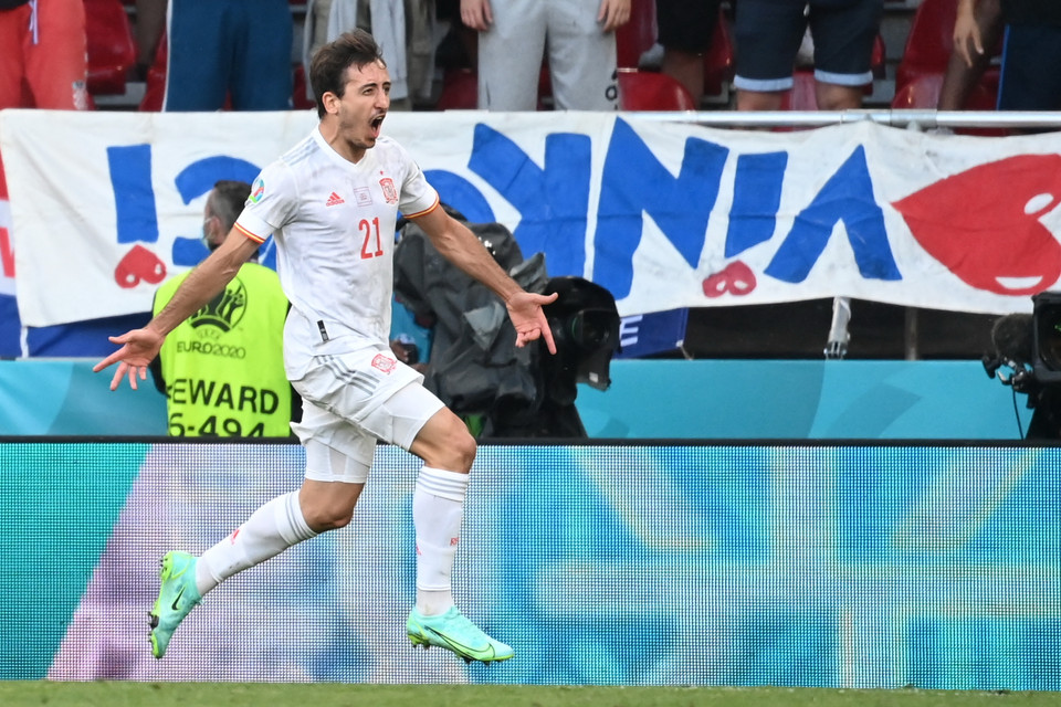 Sau đó 3 phút, Mikel Oyarzabal khép lại đêm điên rồ với bàn ấn định tỷ số 5-3 cho Tây Ban Nha. (Nguồn: AP)
