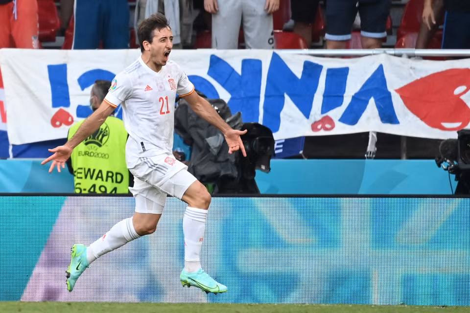 Sau đó 3 phút, Mikel Oyarzabal khép lại đêm điên rồ với bàn ấn định tỷ số 5-3 cho Tây Ban Nha. (Nguồn: AP)