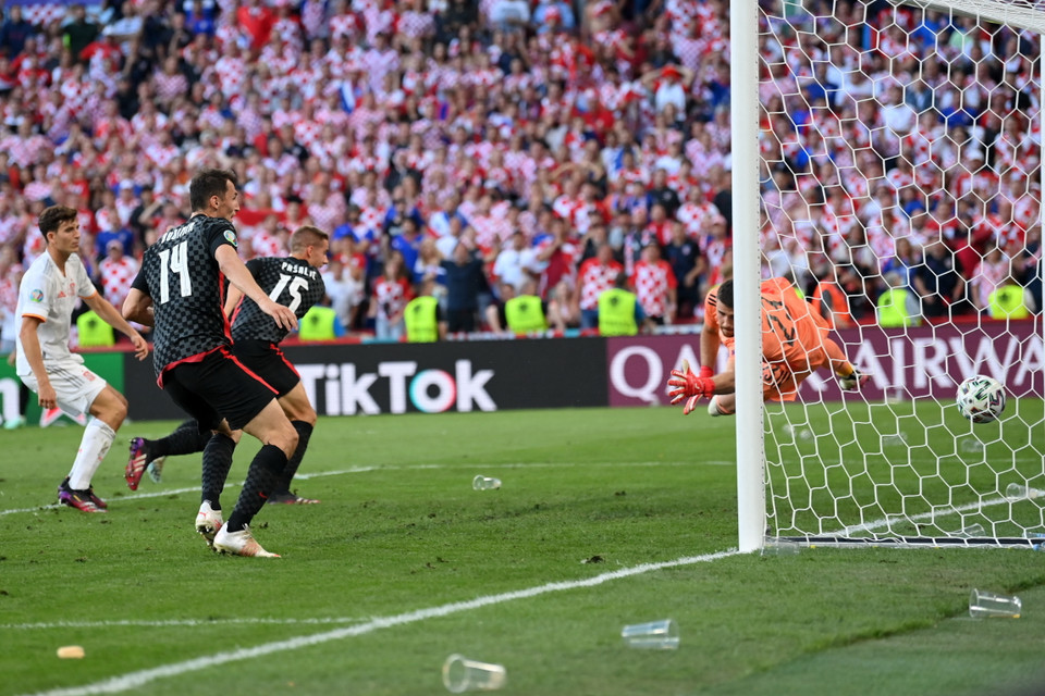 ...và khi thời gian bước sang phút 90+2, Mario Pasalic đánh đầu khó, gỡ hòa 3-3 không tưởng cho Croatia. (Nguồn: AFP)