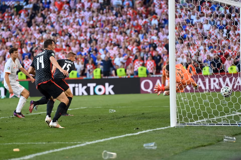 ...và khi thời gian bước sang phút 90+2, Mario Pasalic đánh đầu khó, gỡ hòa 3-3 không tưởng cho Croatia. (Nguồn: AFP)