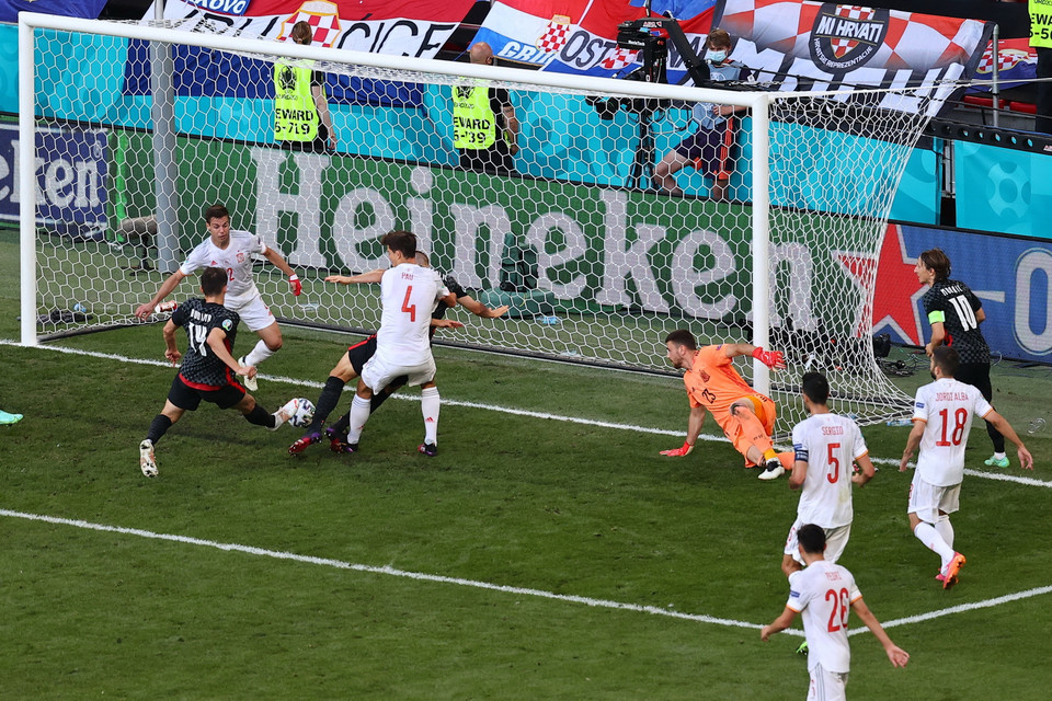 Nhưng, Croatia không dễ dàng bỏ cuộc chơi và có bàn thắng rút ngắn xuống 2-3 của Mislav Orsic ở phút 85. (Nguồn: AP)