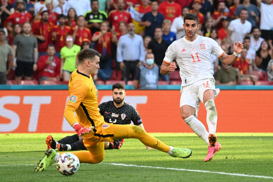 20 phút sau, Ferran Torres cũng tự điền tên mình lên bảng điện tử. (Nguồn: AP)