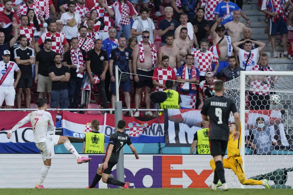 Lúc này, bản lĩnh Tây Ban Nha đã được chứng tỏ ki Alvaro Morata lập siêu phẩm để nâng tỷ số lên 4-3 ở phut 100. (Nguồn: AP)