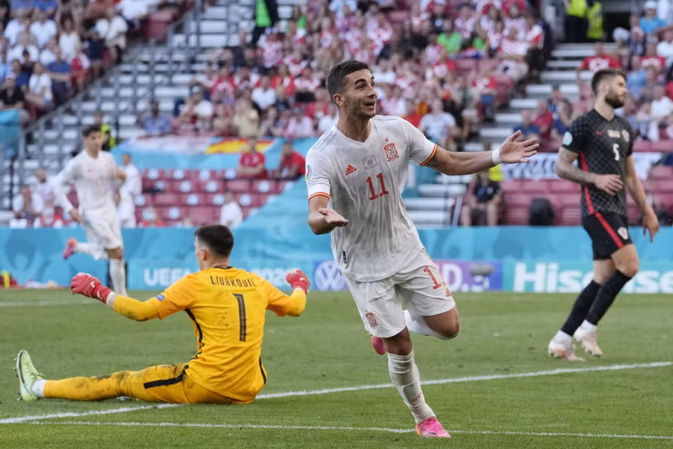 Ferran Torres ghi bàn tuyệt đẹp sau đường chuyền dài của Pau Torres. (Nguồn: Getty Images)