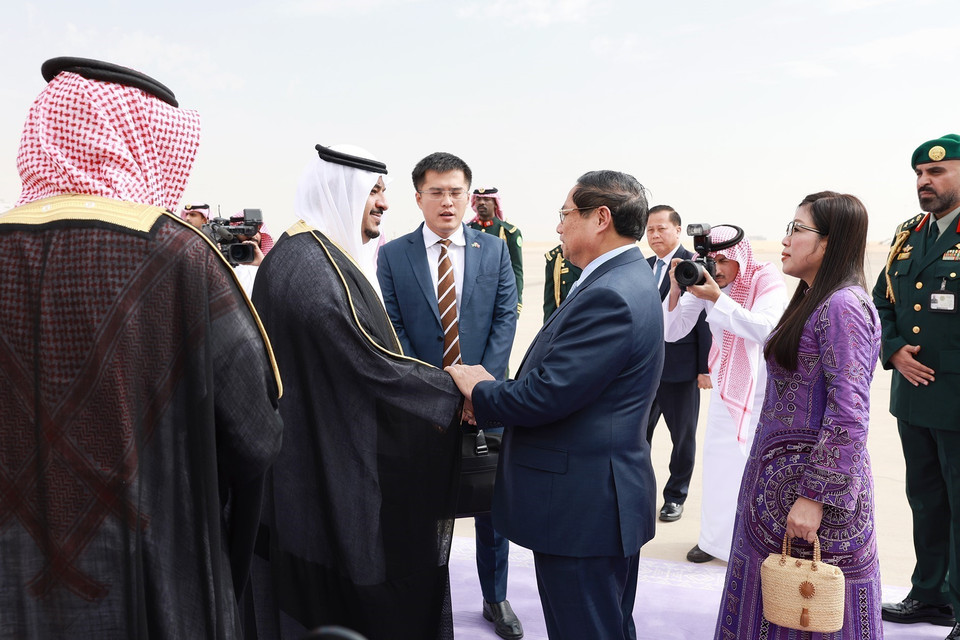 Quan chức Saudi Arabia đón Thủ tướng Phạm Minh Chính và Phu nhân tại Sân bay quốc tế King Khalid, thủ đô Riyadh. (Ảnh: Dương Giang/TTXVN)