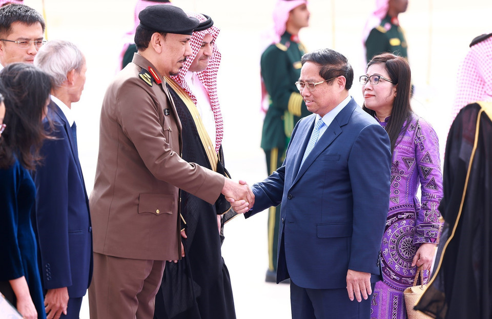 Lễ đón Thủ tướng Phạm Minh Chính và Phu nhân tại Sân bay quốc tế King Khalid, thủ đô Riyadh, Vương quốc Saudi Arabia. (Ảnh: Dương Giang/TTXVN)