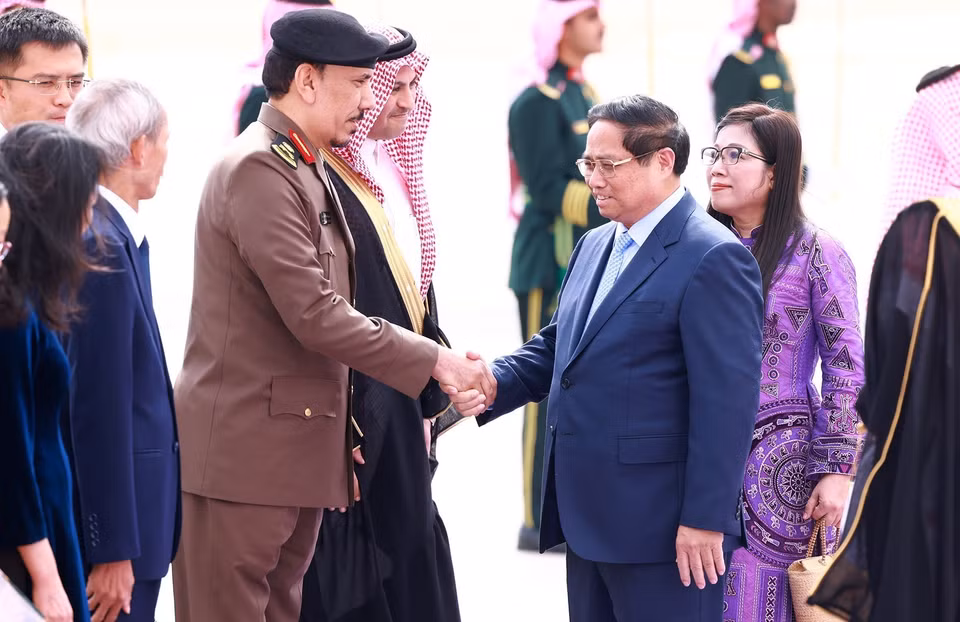 Lễ đón Thủ tướng Phạm Minh Chính và Phu nhân tại Sân bay quốc tế King Khalid, thủ đô Riyadh, Vương quốc Saudi Arabia. (Ảnh: Dương Giang/TTXVN)
