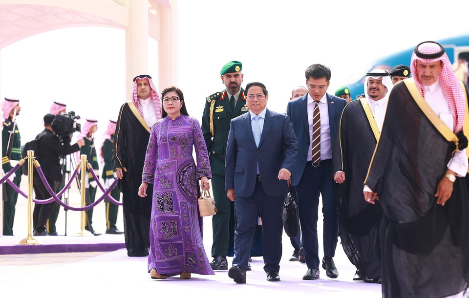 Lễ đón Thủ tướng Phạm Minh Chính và Phu nhân tại Sân bay quốc tế King Khalid, thủ đô Riyadh, Vương quốc Saudi Arabia.(Ảnh: Dương Giang/TTXVN)