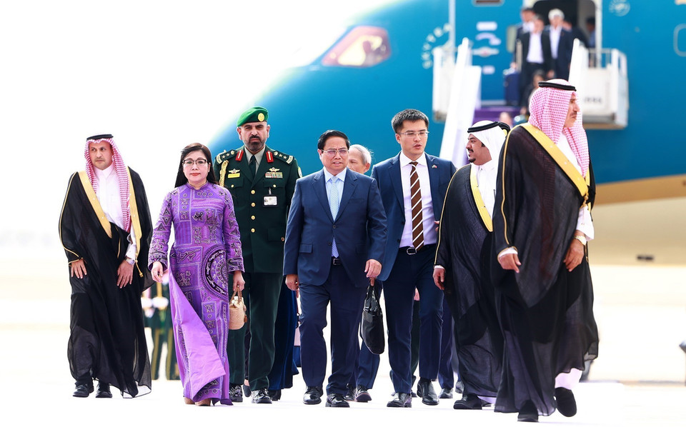Lễ đón Thủ tướng Phạm Minh Chính và Phu nhân tại Sân bay quốc tế King Khalid, thủ đô Riyadh, Vương quốc Saudi Arabia. (Ảnh: Dương Giang/TTXVN)