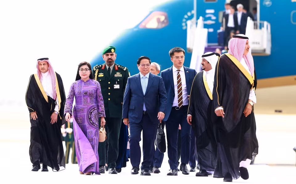 Lễ đón Thủ tướng Phạm Minh Chính và Phu nhân tại Sân bay quốc tế King Khalid, thủ đô Riyadh, Vương quốc Saudi Arabia. (Ảnh: Dương Giang/TTXVN)