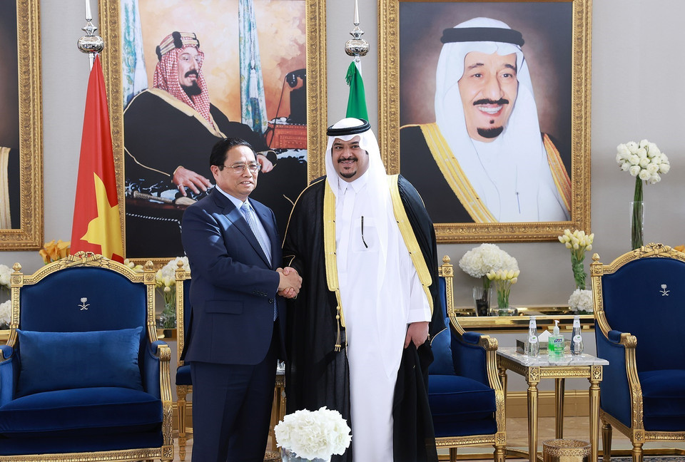 Quan chức Saudi Arabia đón Thủ tướng Phạm Minh Chính. (Ảnh: Dương Giang/TTXVN)