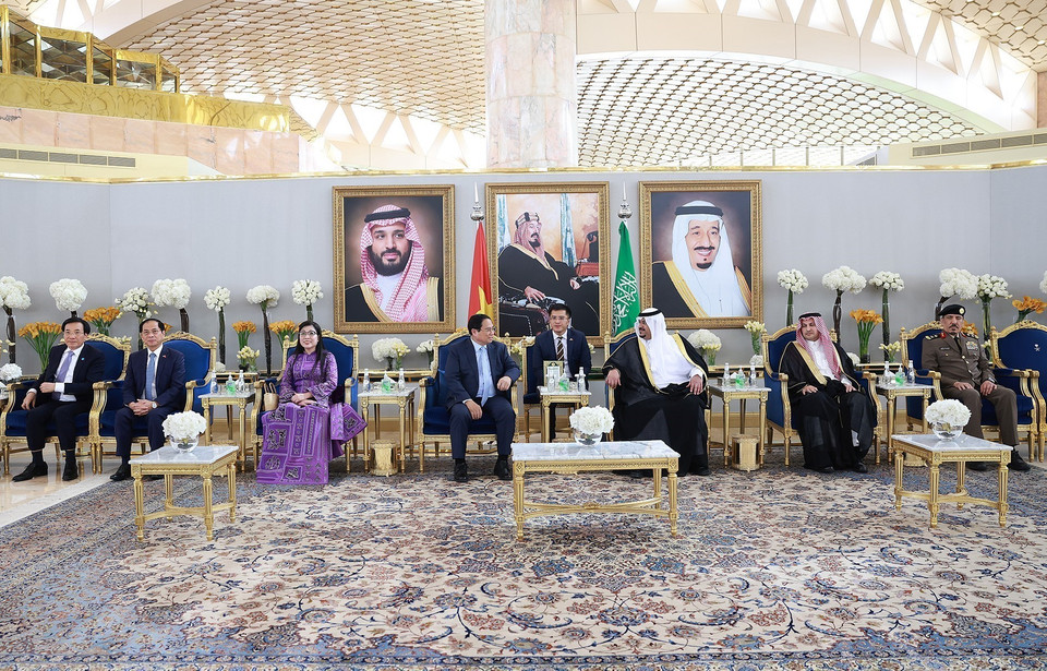 Quan chức Saudi Arabia đón Thủ tướng Phạm Minh Chính và Phu nhân tại Sân bay quốc tế King Khalid, thủ đô Riyadh. (Ảnh: Dương Giang/TTXVN)