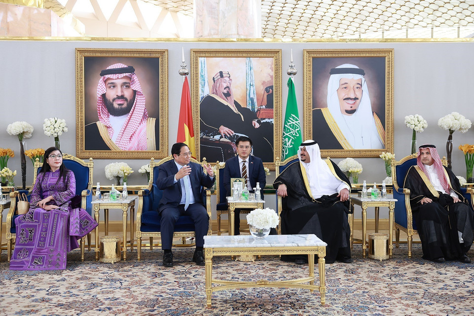 Quan chức Saudi Arabia đón Thủ tướng Phạm Minh Chính và Phu nhân tại Sân bay quốc tế King Khalid, thủ đô Riyadh. (Ảnh: Dương Giang/TTXVN)