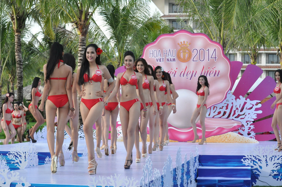 Các thí sinh trình diễn áo tắm đầy gợi cảm. (Ảnh: Trường Giang/TTXVN)