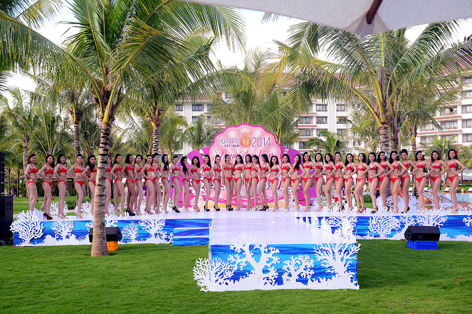 38 thí sinh sẵn sàng cho màn trình diễn áo tắm đầy gợi cảm. (Ảnh: Trường Giang/TTXVN)