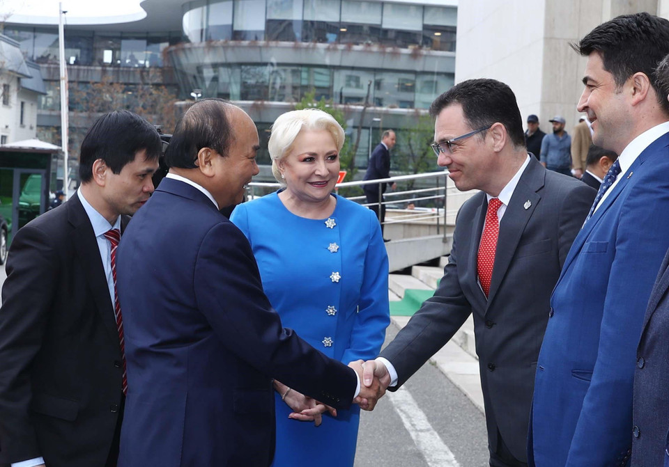 Thủ tướng Nguyễn Xuân Phúc và Thủ tướng Romania Viorica Dancila với các thành viên chính thức 2 nước tại lễ đón. (Ảnh: Thống Nhất/TTXVN)