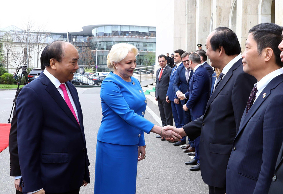 Thủ tướng Nguyễn Xuân Phúc và Thủ tướng Romania Viorica Dancila với các thành viên chính thức 2 nước tại lễ đón. (Ảnh: Thống Nhất/TTXVN)