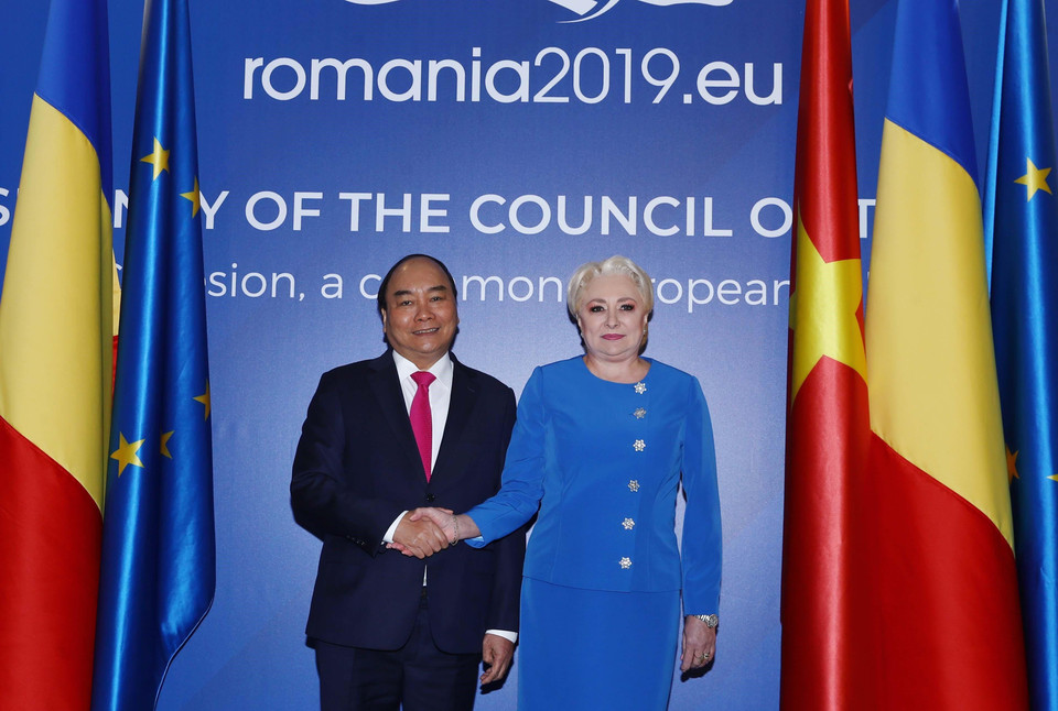 Thủ tướng Nguyễn Xuân Phúc và Thủ tướng Romania Viorica Dancila chụp ảnh chung tại Lễ đón chính thức. (Ảnh: Thống Nhất/TTXVN)