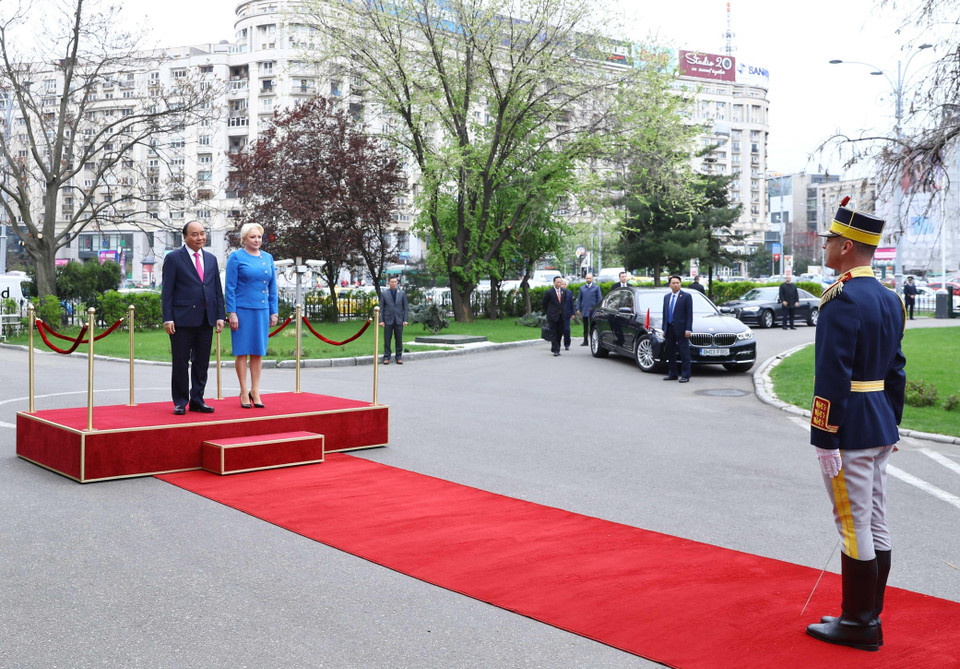 Thủ tướng Nguyễn Xuân Phúc và Thủ tướng Romania Viorica Dancila nghe Quân nhạc cử Quốc thiều 2 nước. (Ảnh: Thống Nhất/TTXVN)