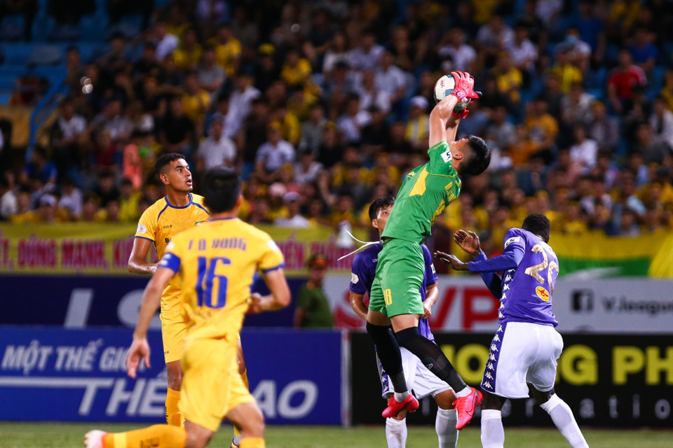 Thủ môn Văn Hoàng là người chơi tốt nhất trong hệ thống phòng ngự đội bóng xứ Nghệ. Cầu thủ U23 Việt Nam cản phá hai cú sút nguy hiểm và hàng loạt pha ra vào, chống bóng bổng thành công. (Ảnh: Nguyên An/Vietnam+) 