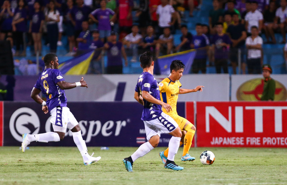 Ngược lại, Sông Lam Nghệ An có đầy đủ đội hình mạnh nhất với mắt xích quan trọng Phan Văn Đức nên có thế trận ấn tượng trước nhà đương kim vô địch. (Ảnh: Nguyên An/Vietnam+) 