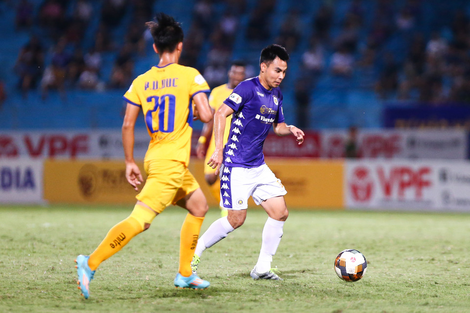 Hà Nội FC không có ngòi nổ Quang Hải ngay từ đầu nên thi đấu khó khăn và thiếu sáng tạo. Trước Sông Lam Nghệ An, họ phải dùng nhiều đường bóng bổng thay vì phối hợp bóng ngắn ở trung lộ như thường thấy. (Ảnh: Nguyên An/Vietnam+) 