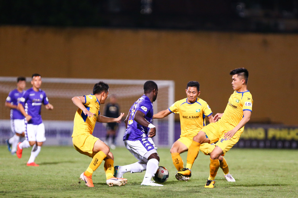 Đội khách phong tỏa tốt những nhân tố nguy hiểm của đội bóng Thủ đô nên không cho đối thủ cơ hội nguy hiểm. (Ảnh: Nguyên An/Vietnam+) 
