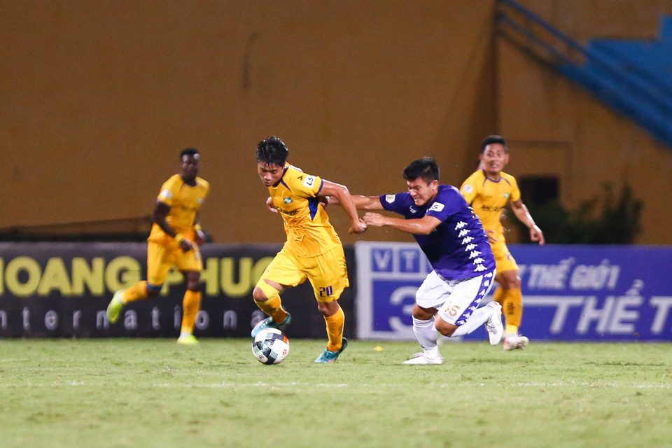 Dù phải làm khách tới sân Hàng Đẫy và bị đánh giá thấp hơn, song Sông Lam Nghệ An mới chơi chủ động và tổ chức tấn công nhịp nhàng hơn Hà Nội FC. (Ảnh: Nguyên An/Vietnam+)