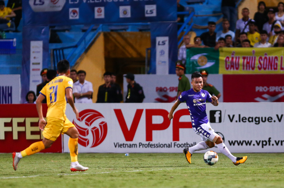 Nhận thấy bế tắc và lo lắng sau bàn thua, Hà Nội FC quyết định tung Quang Hải vào sân phút 70 dù cầu thủ này vẫn đang gặp vấn đề căng cơ. (Ảnh: Nguyên An/Vietnam+)