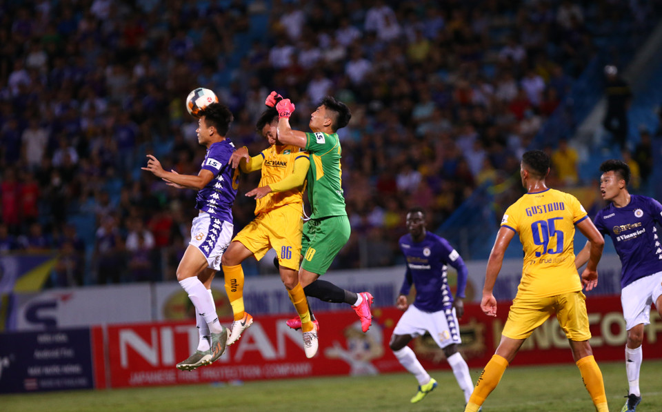 Sông Lam Nghệ An chủ động phòng ngự phản công kể từ sau bàn thắng mở tỷ số, quyết giữ chiến thắng mong manh trong khi Hà Nội FC thiếu sự nguy hiểm vì sử dụng quá nhiều bóng bổng. (Ảnh: Nguyên An/Vietnam+) 