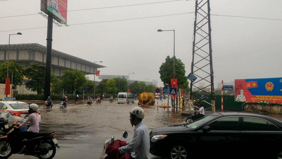 Xe hút nước đã được điều đến các tuyến phố ngập. (Ảnh: Lê Minh Sơn/Vietnam+)