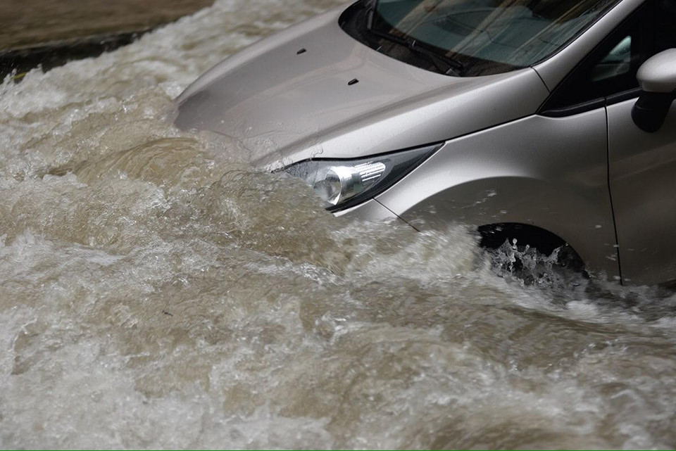 Một chiếc ôtô ''rẽ sóng'' trên đường. (Ảnh: Lê Minh Sơn/Vietnam+)