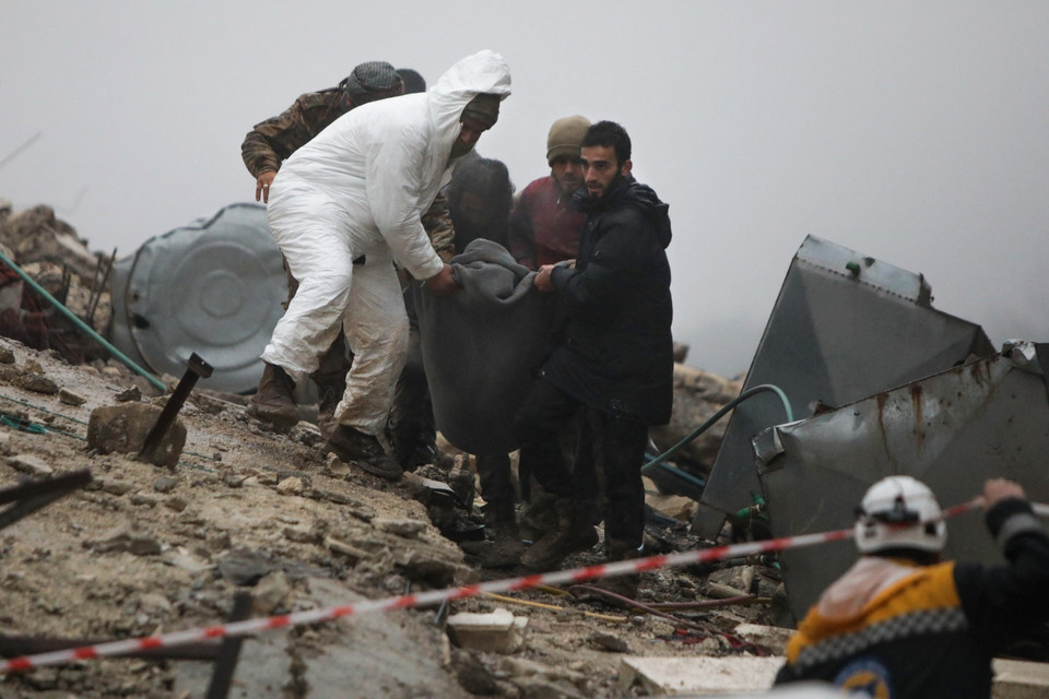 Lực lượng cứu hộ chuyển nạn nhân bị thương ra khỏi đống đổ nát sau trận động đất tại Afrin, tỉnh Aleppo (Syria). (Ảnh: AFP/TTXVN)