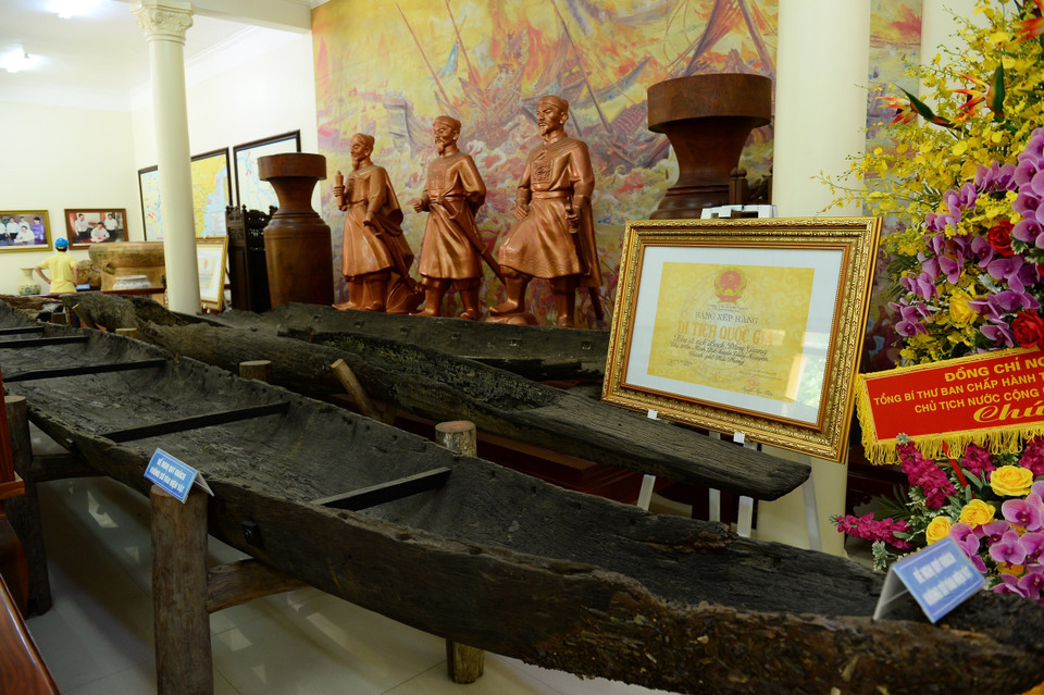 Các hiện vật tại bảo tàng trong Khu Di tích Bạch Đằng Giang. (Ảnh: Minh Đức/TTXVN)