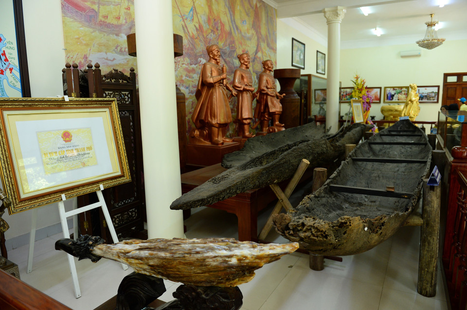 Các hiện vật tại bảo tàng trong Khu Di tích Bạch Đằng Giang. (Ảnh: Minh Đức/TTXVN)