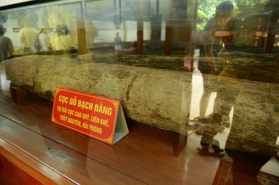 Cọc gỗ Bạch Đằng - nỗi khiếp sợ đối với các chiến thuyền của giặc Nguyên Mông được lưu giữ tại bảo tàng trong Khu Di tích Bạch Đằng Giang. (Ảnh: Minh Đức/TTXVN)