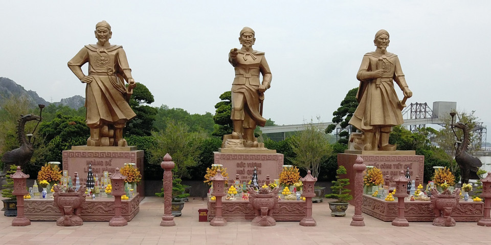 Tượng của 3 vị anh hùng dân tộc: Ngô Quyền, Lê Đại Hành và Trần Hưng Đạo trên Quảng trường Chiến thắng. (Ảnh: Minh Đức/TTXVN)