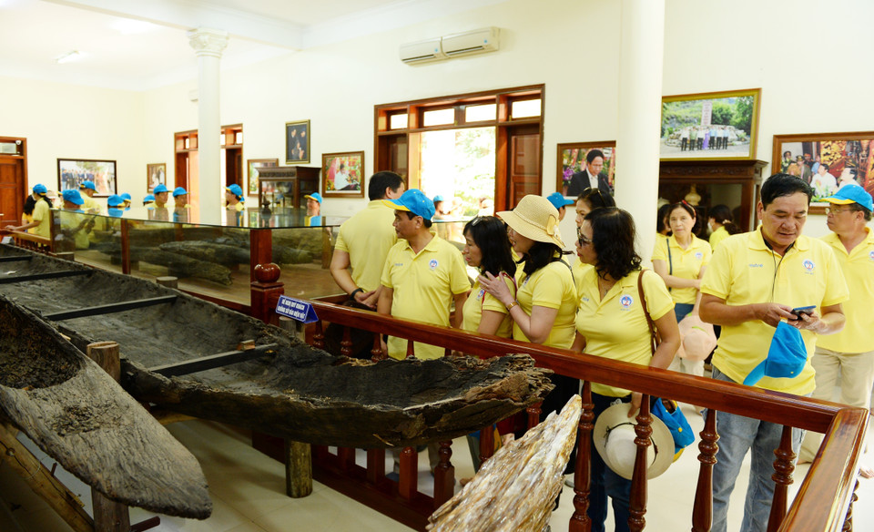 Du khách tham quan Khu Di tích Bạch Đằng Giang. (Ảnh: Minh Đức/TTXVN)