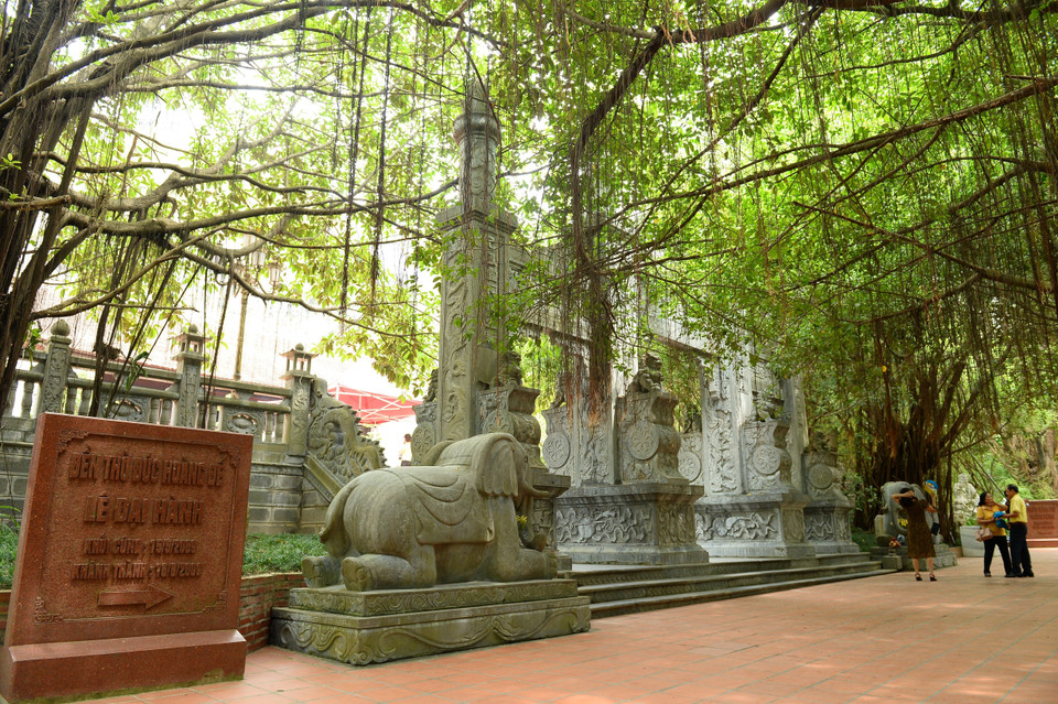 Dải đường đi khoảng 2km nhìn ra sông Bạch Đằng là một hệ thống gồm các đền thờ, miếu viện, tượng đài thờ tự vinh danh các bậc tiền nhân, anh hùng dân tộc. (Ảnh: Minh Đức/TTXVN)