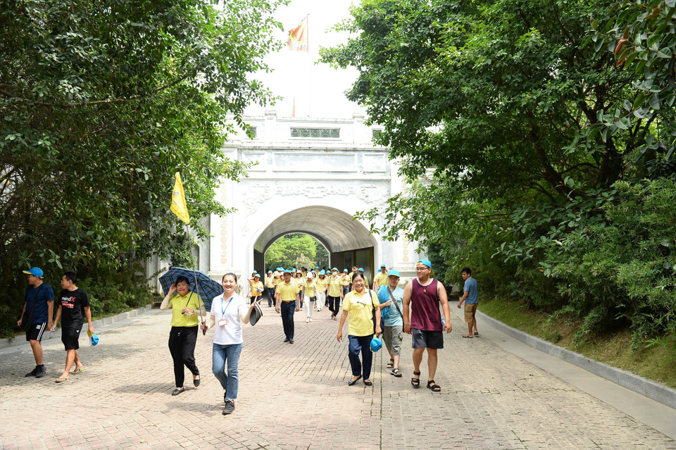 Du khách tham quan Khu Di tích Bạch Đằng Giang. (Ảnh: Minh Đức/TTXVN)