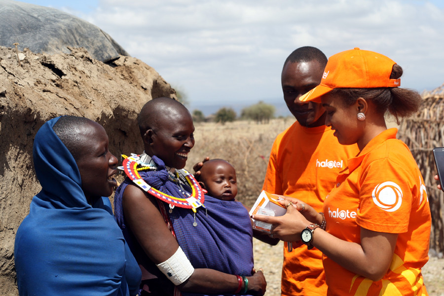 Nhân viên của Halotel tiếp cận với khách hàng để quảng bá dịch vụ. Chiến lược 'lấy nông thôn bao vây thành thị' vốn đưa Viettel thành công ở nhiều thị trường sẽ được triển khai, tạo sự khác biệt ở Tanzania. (Ảnh: T.H/Vietnam+)